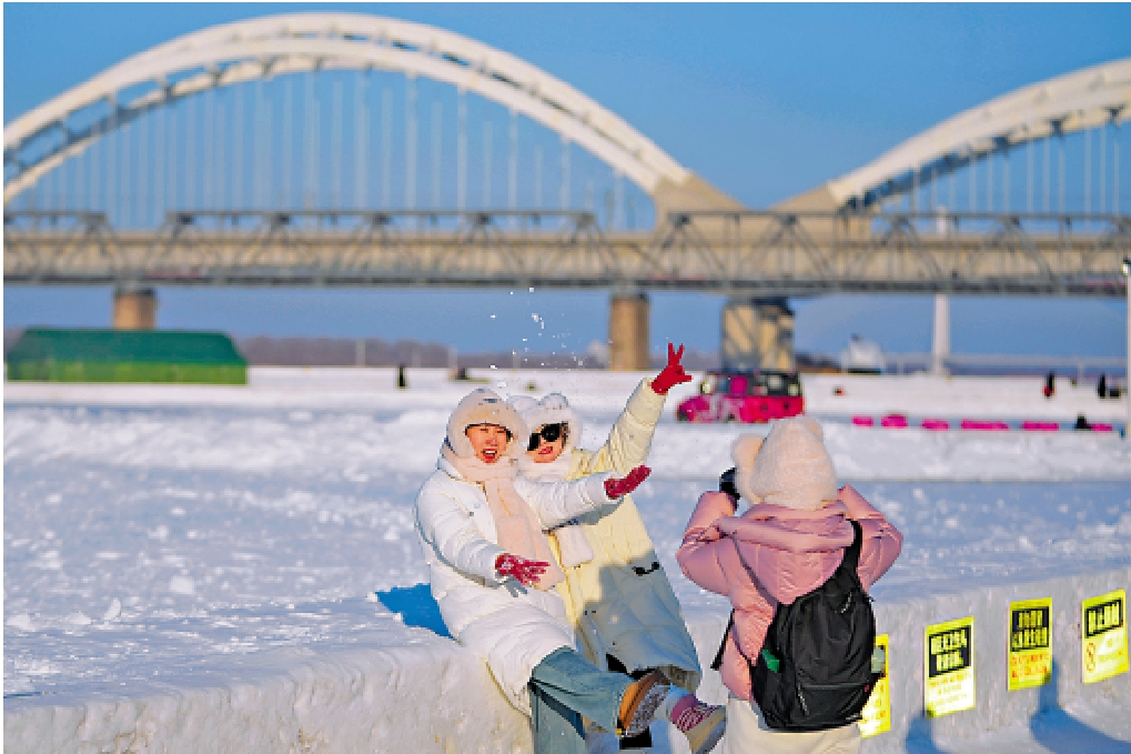 　　圖：一月十日，遊客在松花江哈爾濱段江面上留影。\新華社