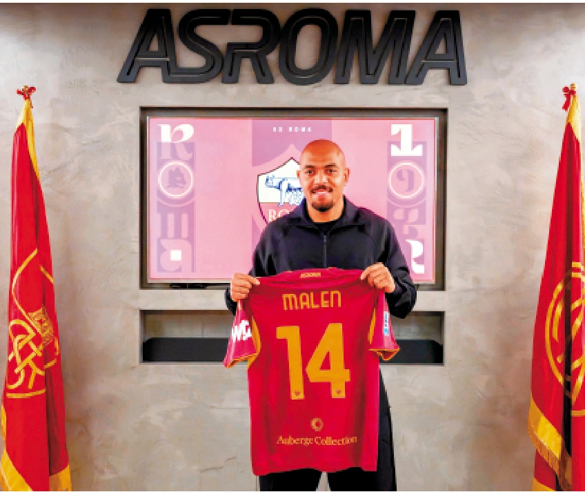 　　圖：馬倫展示羅馬十四號球衣。