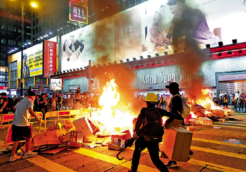 　　圖：黎智英利用《蘋果日報》推銷美式「民主」，煽動社會對立，美化暴力亂港。