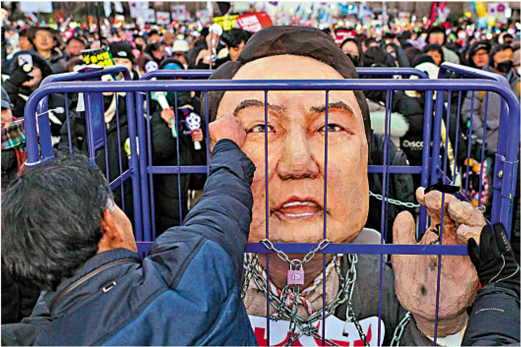 　　圖：2024年12月14日首爾國會大廈外，民眾舉行反尹錫悅示威。\法新社