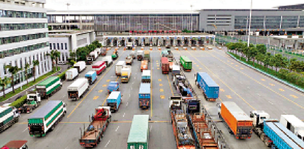 　　圖：經港珠澳大橋珠海口岸去年進出口貨值首次突破3000億元人民幣。圖為貨車經大橋珠海口岸通行。\受訪者供圖