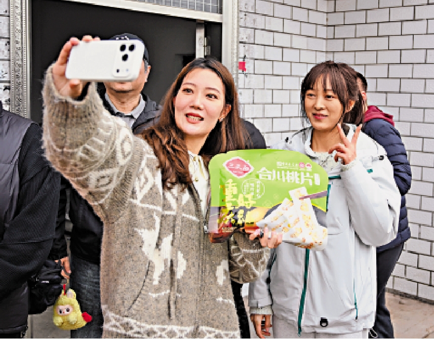 　　圖：台灣同胞走進因「求助網友幫忙按豬」視頻走紅的女孩「呆呆」（網名）家中做客。圖為台灣同胞與「呆呆」自拍。\中新社