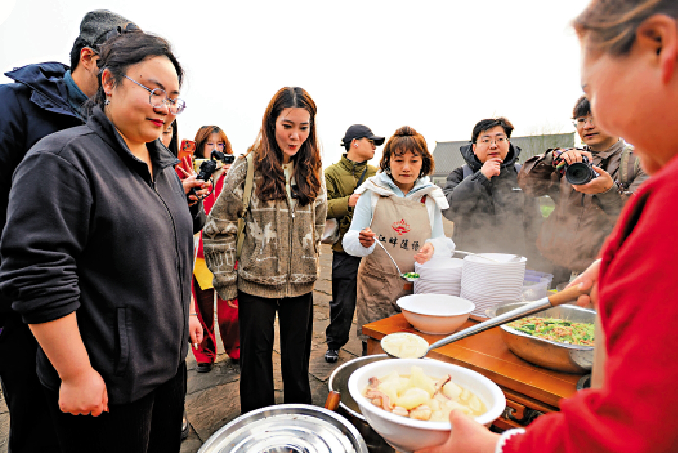 　　圖：台灣同胞在合川品嘗地道的「刨豬宴」。\中新社