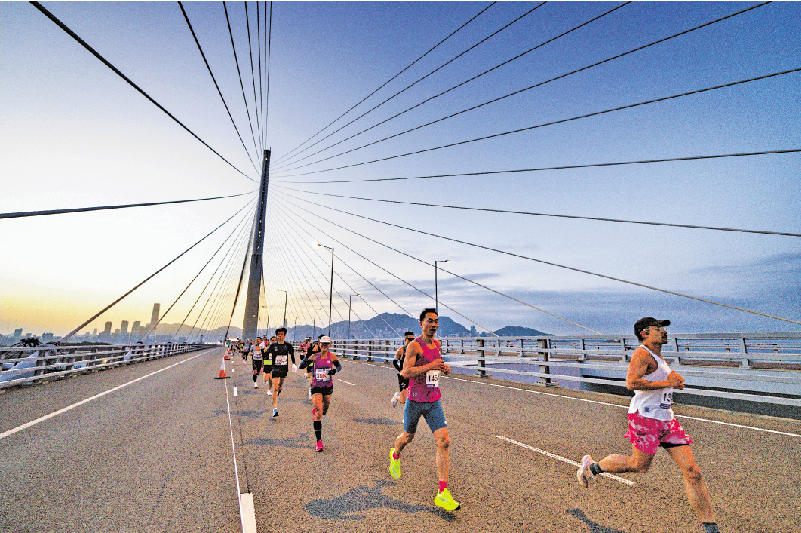 　　圖：醫護提醒參加渣馬的跑手在寒風中做好保暖。/圖片：渣打香港馬拉松官網