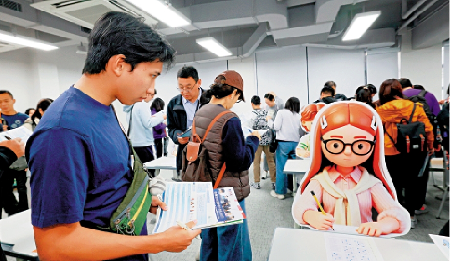 　　圖：參加者於「監考員體驗」互動遊戲中，檢視「考生」有否違反考試規則。