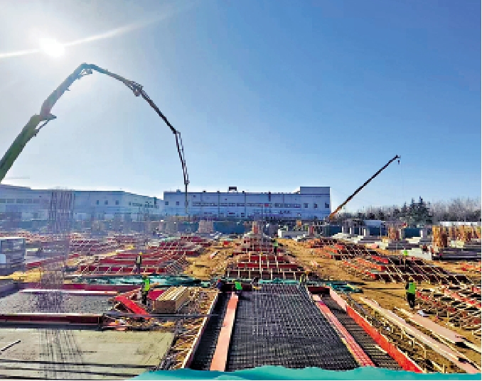 　　圖：富士康在鄭州綜保園區內的產線擴產項目正加緊施工。\大公報攝