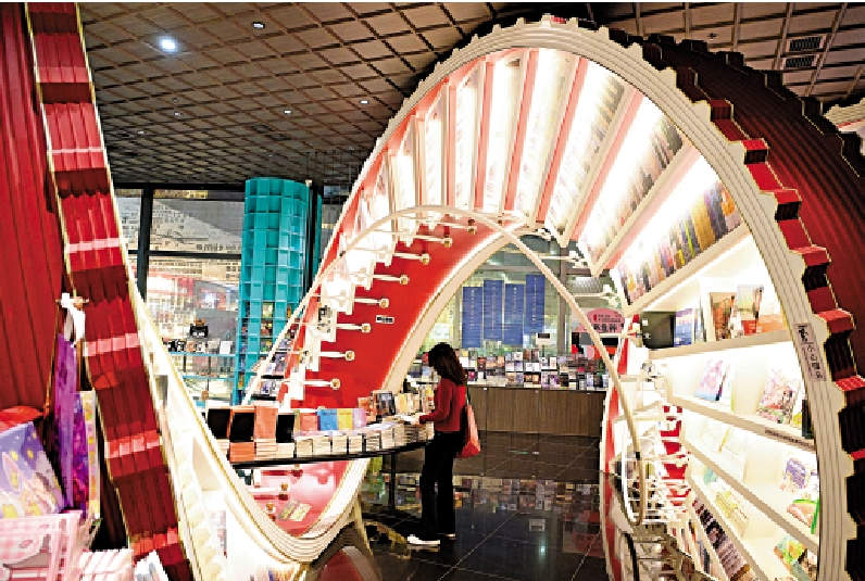 　　圖：市民在深圳網紅書店「鍾書閣」看書充電。\中新社