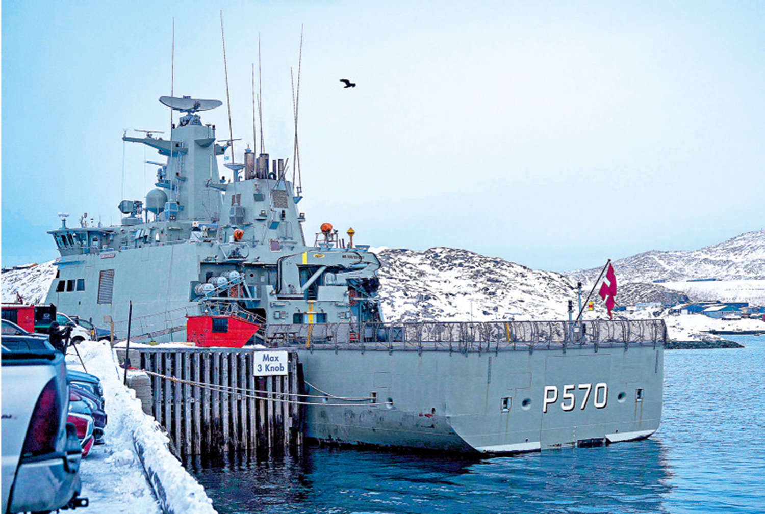 　　圖：丹麥皇家海軍巡邏艦「拉斯穆森」號停在格陵蘭首府努克的港口。\法新社