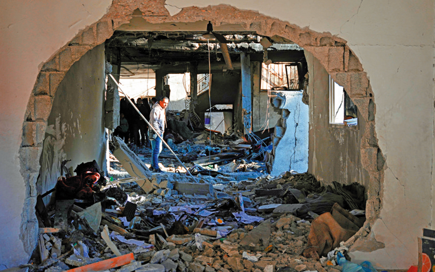 　　圖：以色列16日空襲加沙中部代爾巴拉赫，當地民宅被炸成廢墟。\美聯社