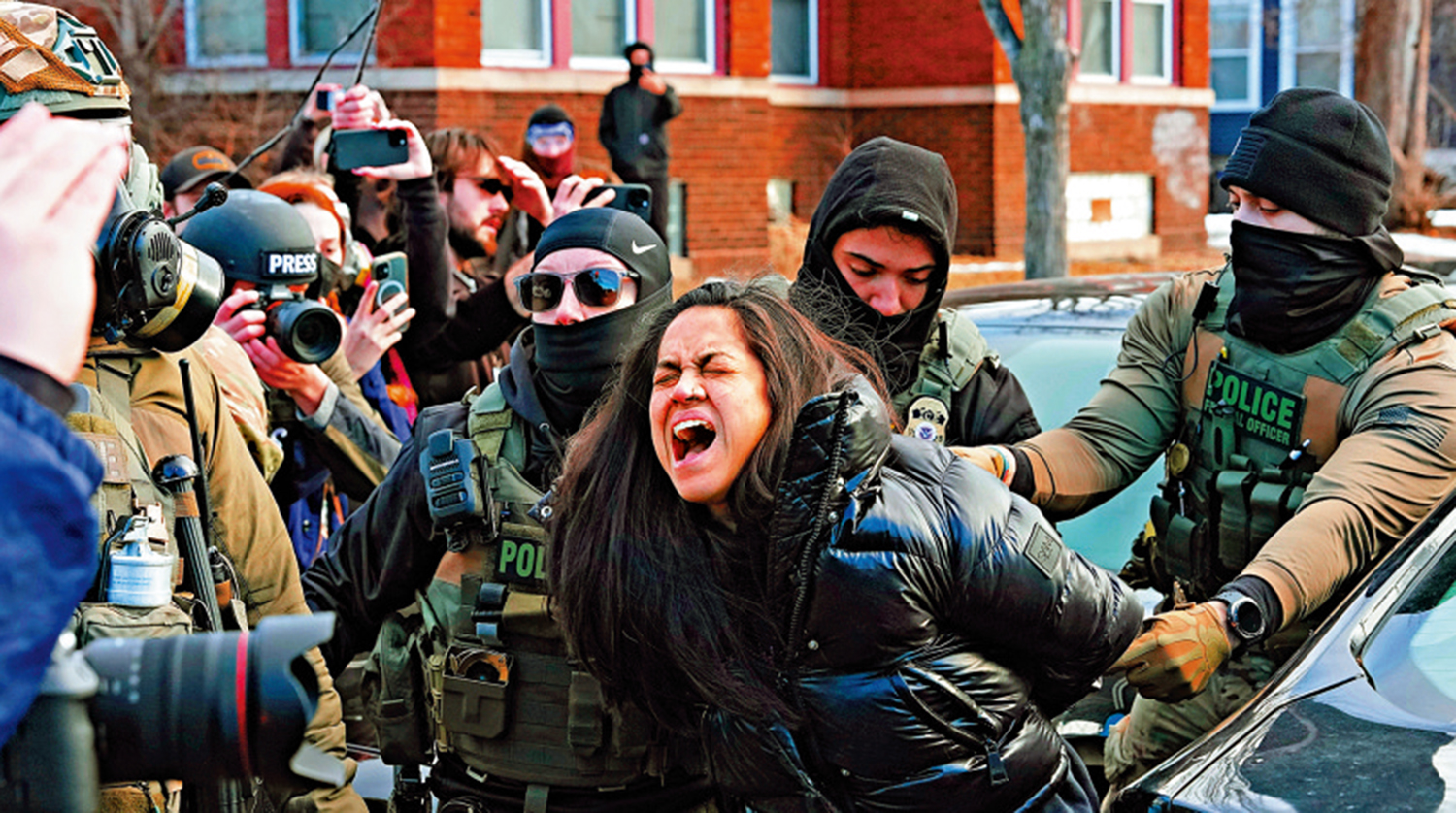 　　圖：聯邦執法人員在明尼阿波利斯市逮捕示威者。\美聯社