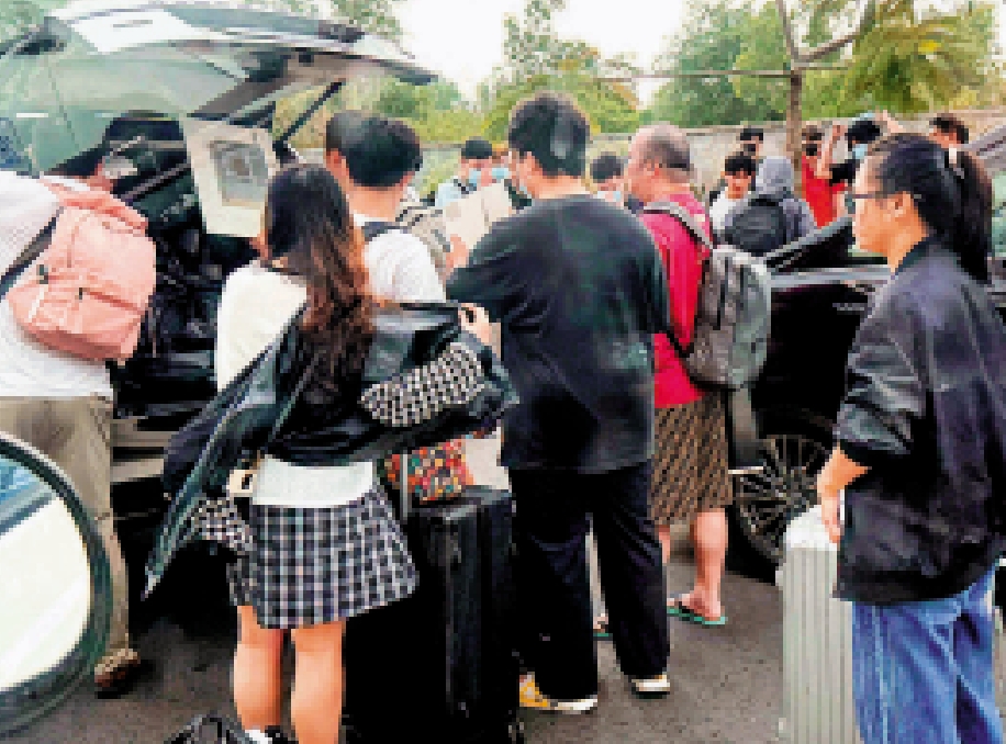 　　圖：黃繼茂被捕後，大批攜帶行李的人從西哈努克省疑似詐騙窩點的地方逃離。