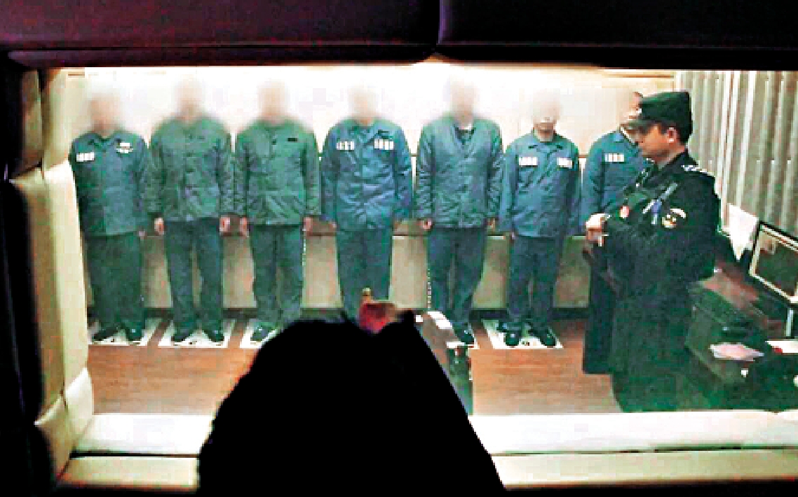 　　圖：「劉某」的家屬進行人員指認。