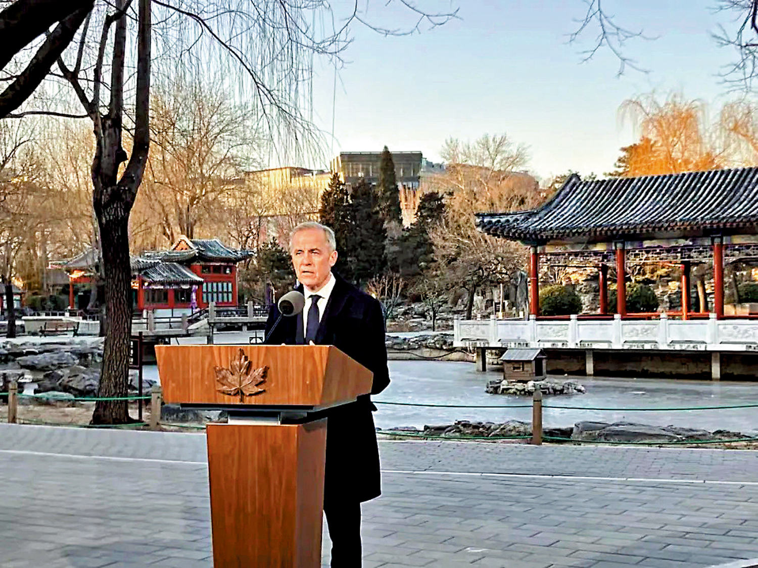 　　圖：1月16日，加拿大總理卡尼在北京日壇公園舉行記者會。\觀察者網