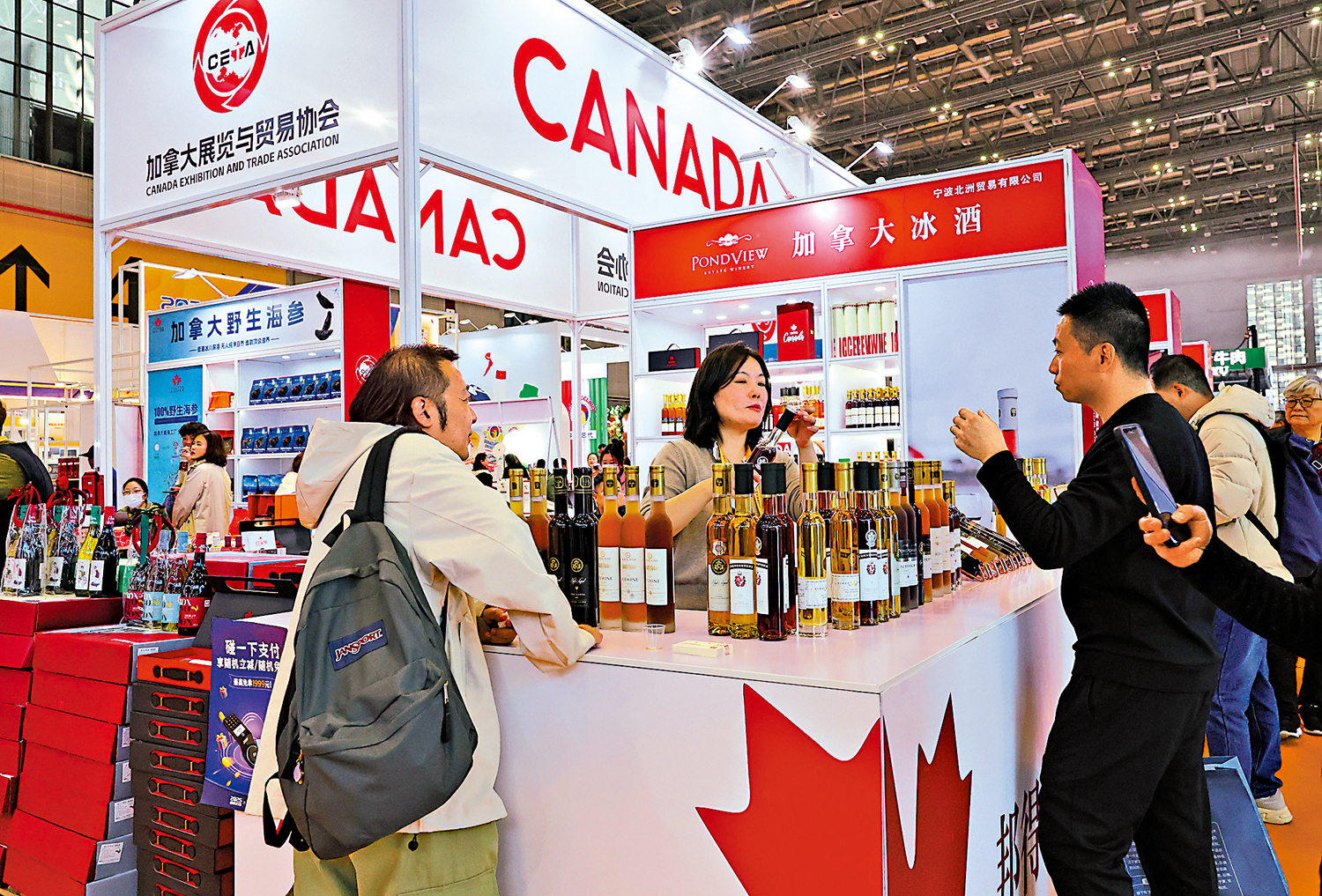 　　圖：中國與加拿大近日就深化經貿合作達成廣泛共識，簽署經貿合作路線圖。圖為2025進博會期間，觀眾在加拿大商品展台參觀。\新華社