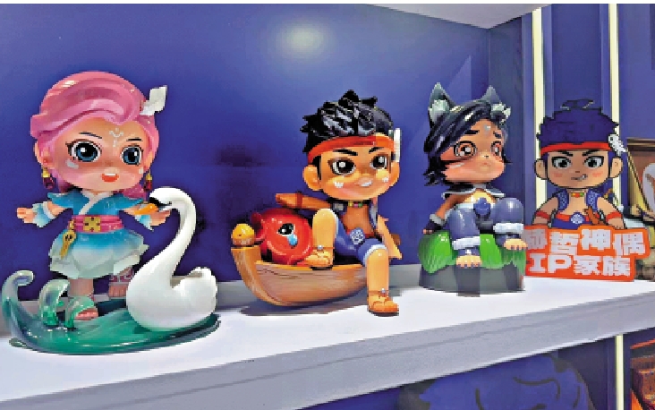 　　圖：來自佳木斯的「赫哲神偶IP家族」在深圳受到遊客追捧。\大公報記者于海江攝