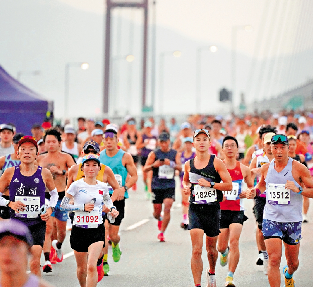 　　圖：渣馬賽道途經香港許多特色景點，有內地遊客特意來參賽，感受香港的魅力。\大公報記者黃洋港攝