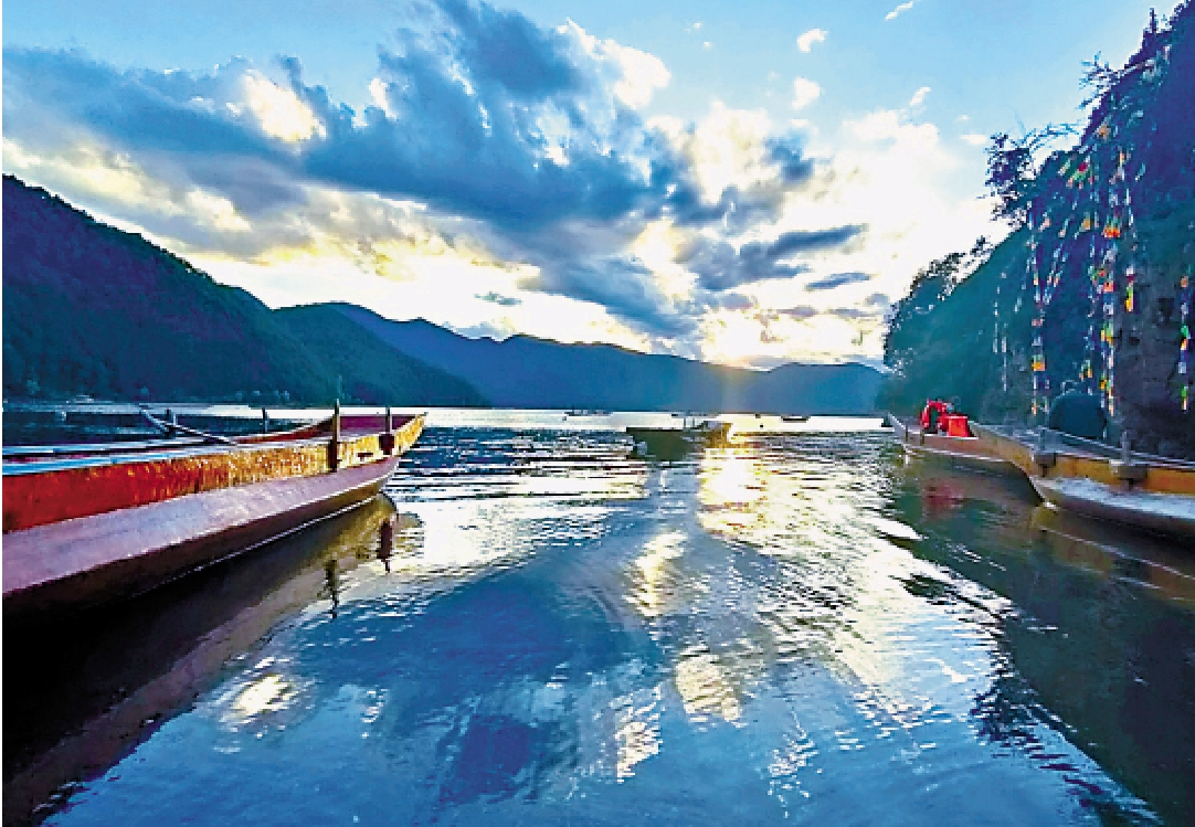 　　圖：溫暖又安然的瀘沽湖。\作者攝