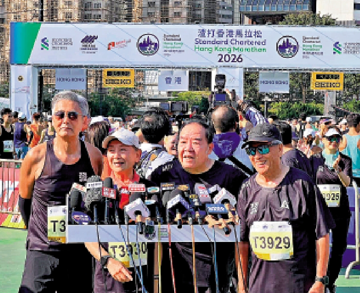 　　圖：左起：周潤發、鮑起靜、鄭則仕、劉江，賽後接受訪問。\大公報記者朱家立攝