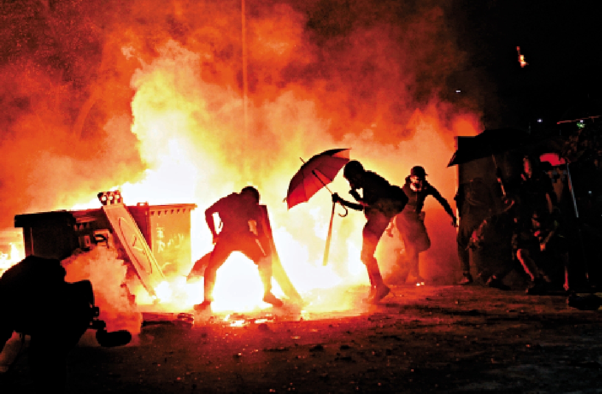 　　圖：黎智英利用《蘋果日報》宣揚所謂美式「民主」，美化暴徒打砸搶燒行徑，妄圖顛覆政權。\資料圖片