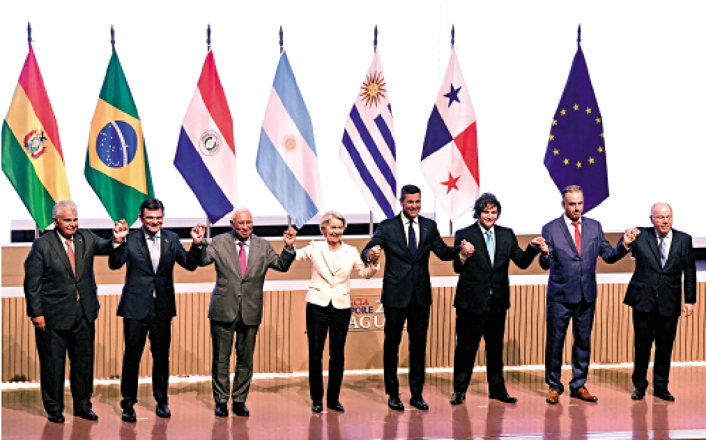 　　圖：南美洲南方共同市場與歐盟17日在巴拉圭首都亞松森正式簽署自由貿易協議，圖為多國政府及機構代表合影留念。\法新社