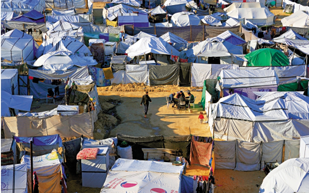 　　圖：流離失所的巴勒斯坦人17日聚集在加沙中部代爾巴拉赫的一個臨時營地。\美聯社