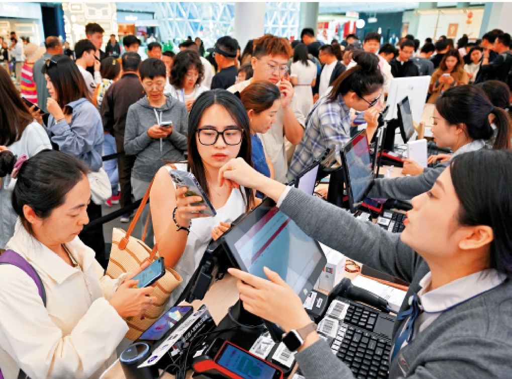 　　圖：1月10日，顧客在海南三亞國際免稅城購物。\新華社