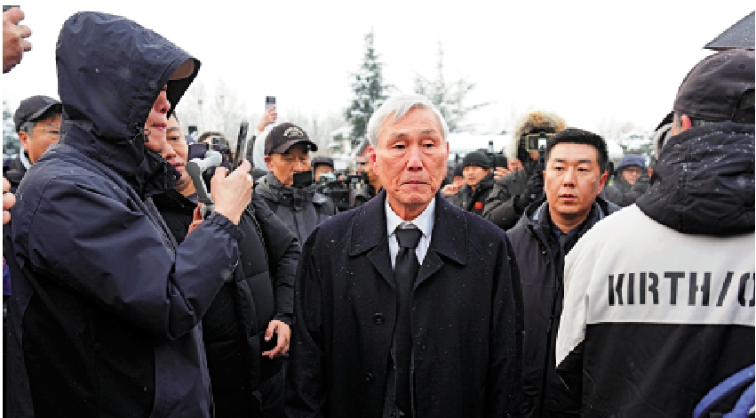 　　圖：韓國圍棋界代表曹薰鉉雪中送別聶衛平，願將來在天堂能與聶衛平再續棋緣。\中新社