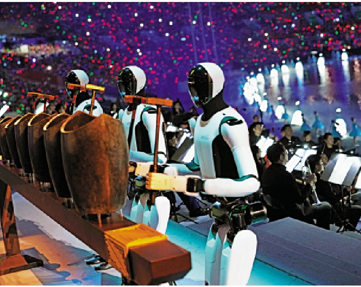 　　圖：在去年全運會開幕式上，Walker S2驚艷亮相，敲響廣州南越王墓出土的8件青銅句鑃。\新華社