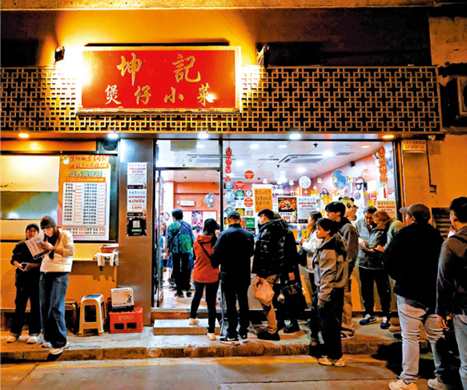 　　圖：「坤記煲仔小菜」開門半小時內，街角已聚集食客。