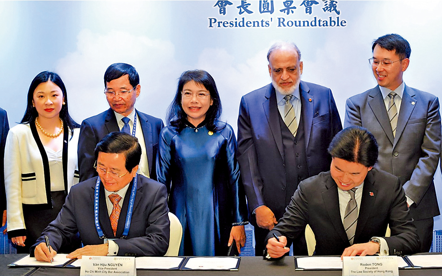 　　圖：香港律師會會長湯文龍（前排右）與胡志明市律師協會簽訂諒解備忘錄。