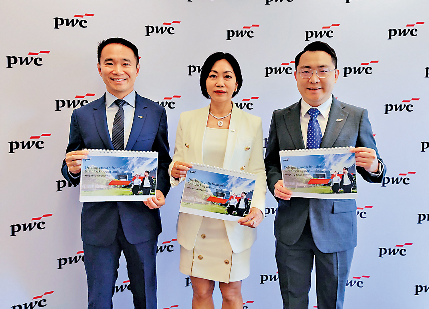 　　圖：羅兵咸永道就財政預算案提出多項策略建議。左起：羅兵咸永道稅務分歧協調服務主管合夥人王健華、羅兵咸永道中國南部私人客戶及家族企業稅務主管合夥人王曉彥、羅兵咸永道經濟學家嚴崢。\大公報記者李永青攝