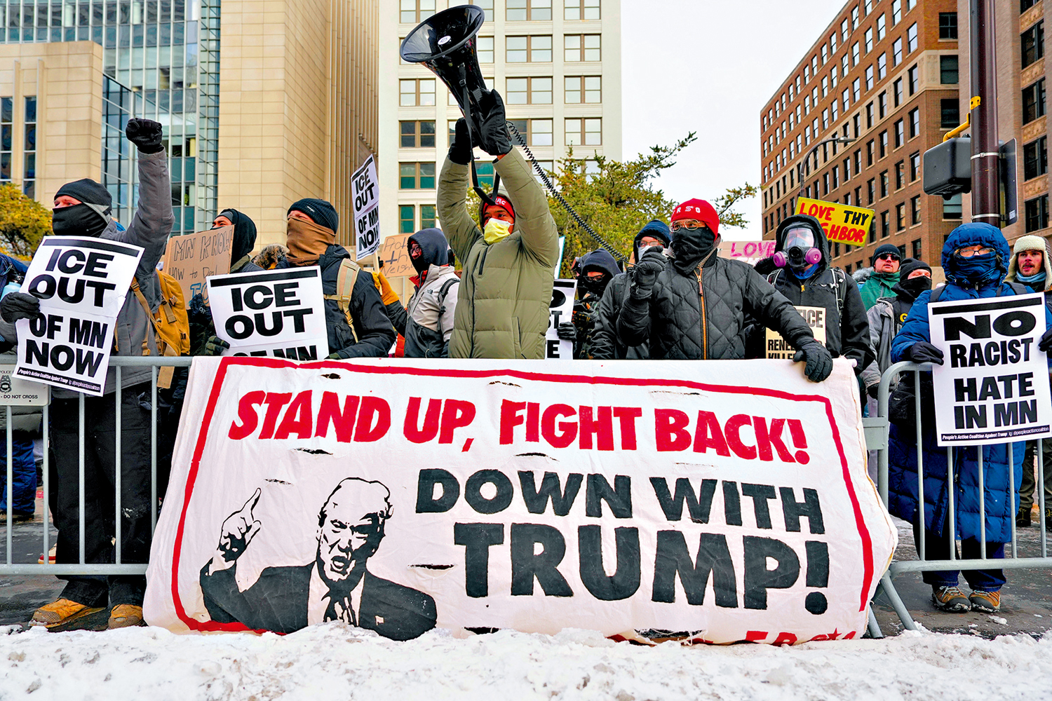 　　圖：美國民眾17日在明尼阿波利斯示威，抗議特朗普的內政外交政策。 美聯社