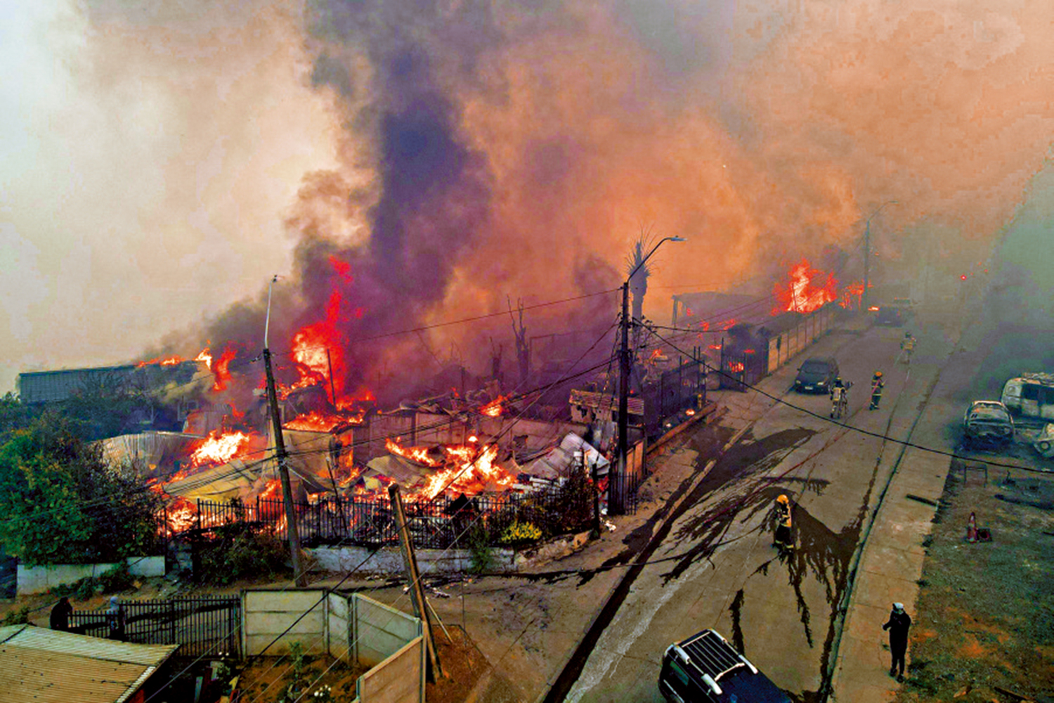 　　圖：智利中南部的一場森林大火中，燃燒的房屋中噴出濃煙和火焰。\法新社