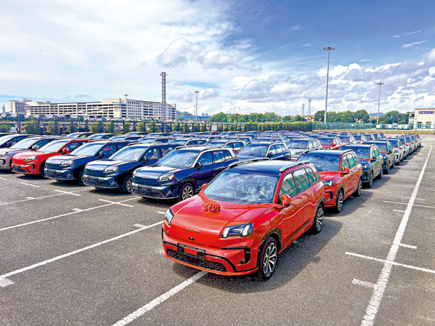 　　圖：廣州海關與香港海關加強協作配合，創新推出「穗港汽車出口快線」，內地汽車抵港後辦理牌照等待時間從14天壓縮到3天內。\受訪者供圖