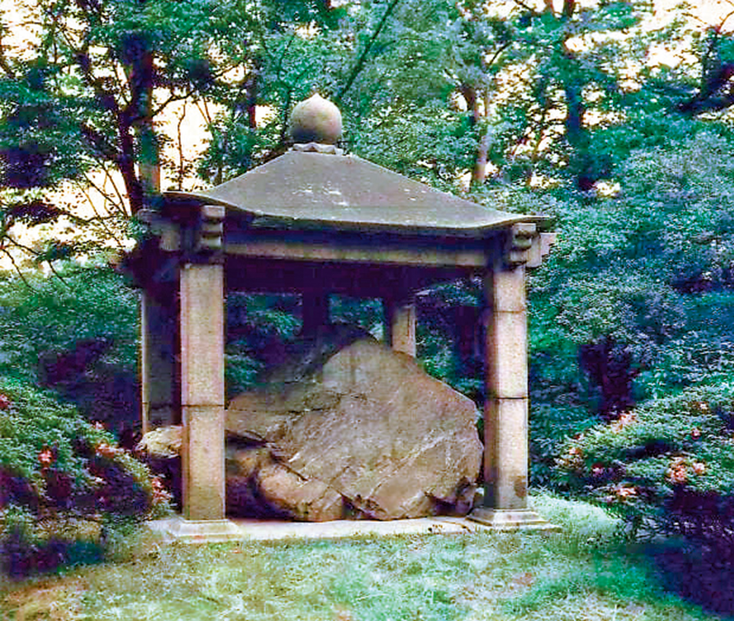 　　圖：日本宮內廳公布的唐鴻臚井碑及碑亭照片。