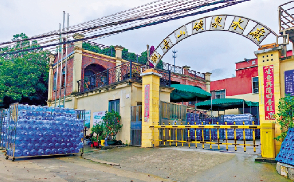 　　圖：政府物流服務署採購樽裝飲用水，去年揭發附有虛假的製造商資料，而樽裝水的發貨點，亦非中標合約訂明的生產商。