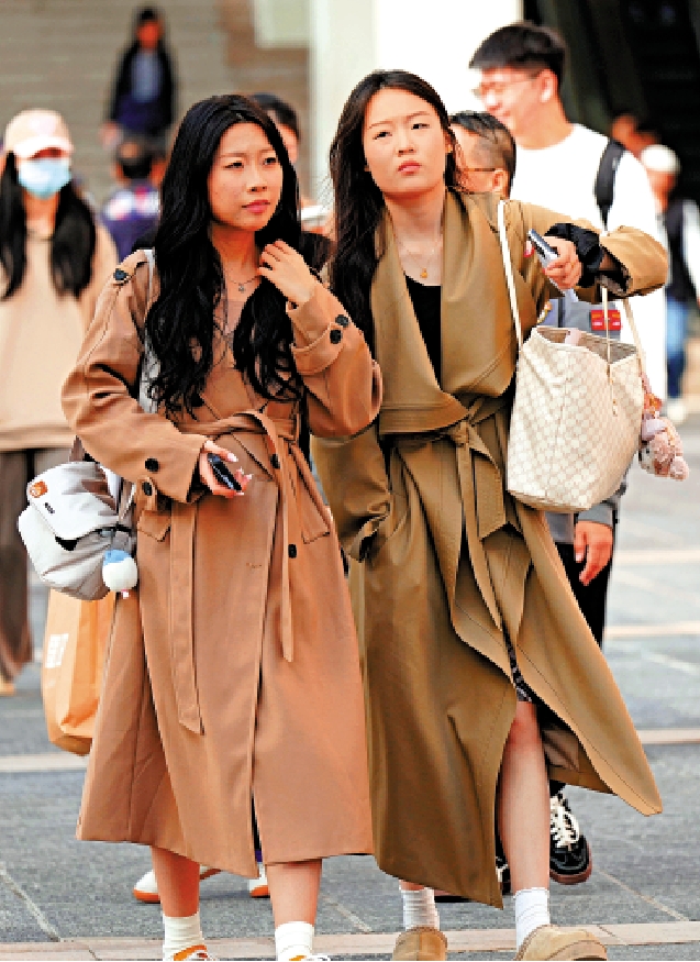 　　圖：昨日氣溫雖然有20度，但風勢頗大，不少人都開始穿上較厚衣服。\大公報記者何嘉駿攝