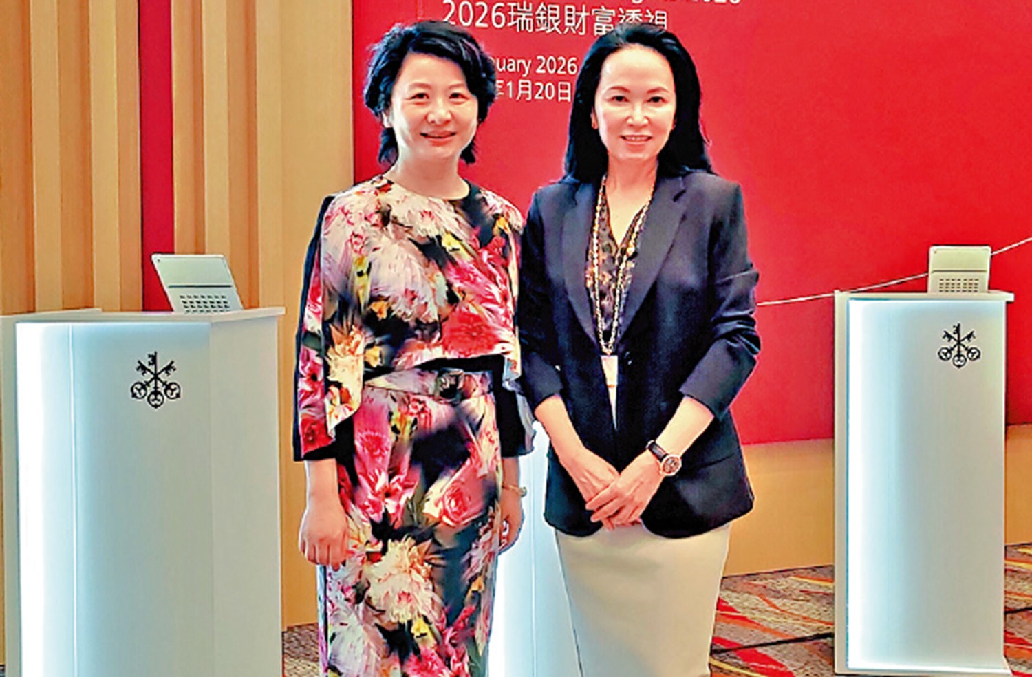 　　圖：陳敏蘭（右）預料A股和港股今年可望錄得大約15%升幅。旁為胡一帆。\大公報攝