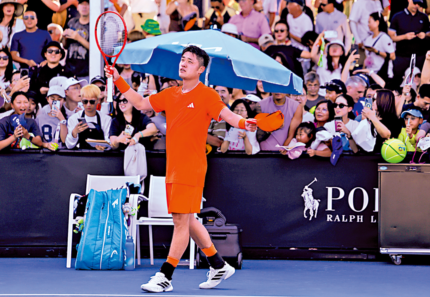 　　圖：吳易昺賽後與球迷分享勝利喜悅。\新華社