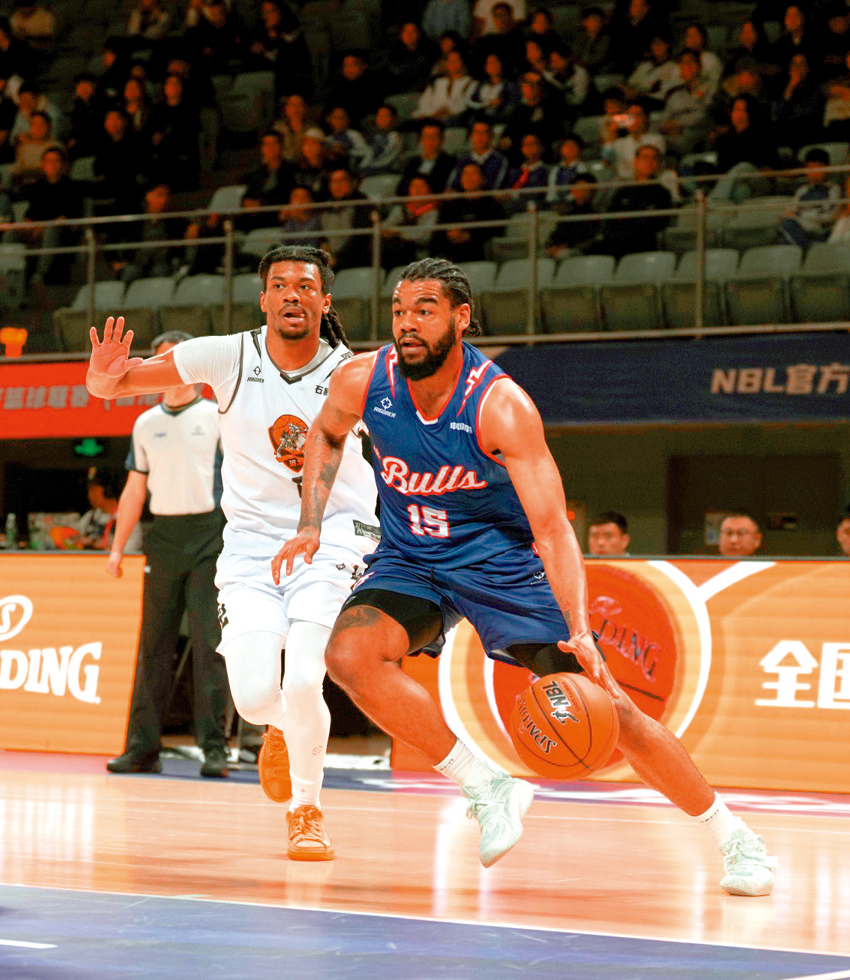　　圖：金牛男籃主力美臣鍾斯（右）運球進攻。