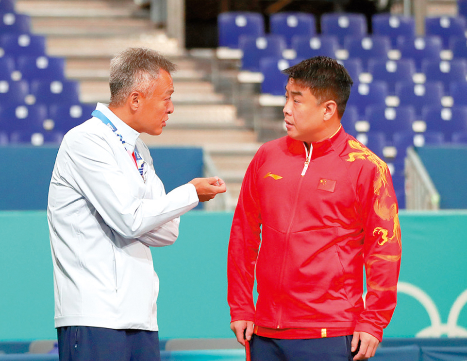 　　圖：國乒總教練秦志戩（左）與男隊主教練王皓。\資料圖片