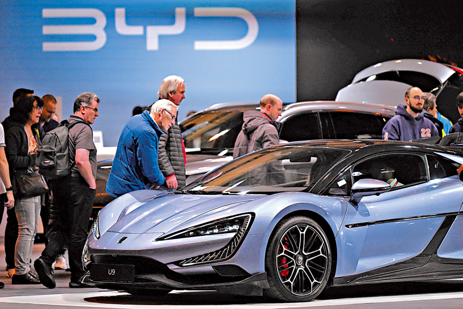 　　圖：德國政府19日宣布重啟電動車補貼。圖為中國車企比亞迪在德國西部埃森車展上展出一款電動汽車。\法新社