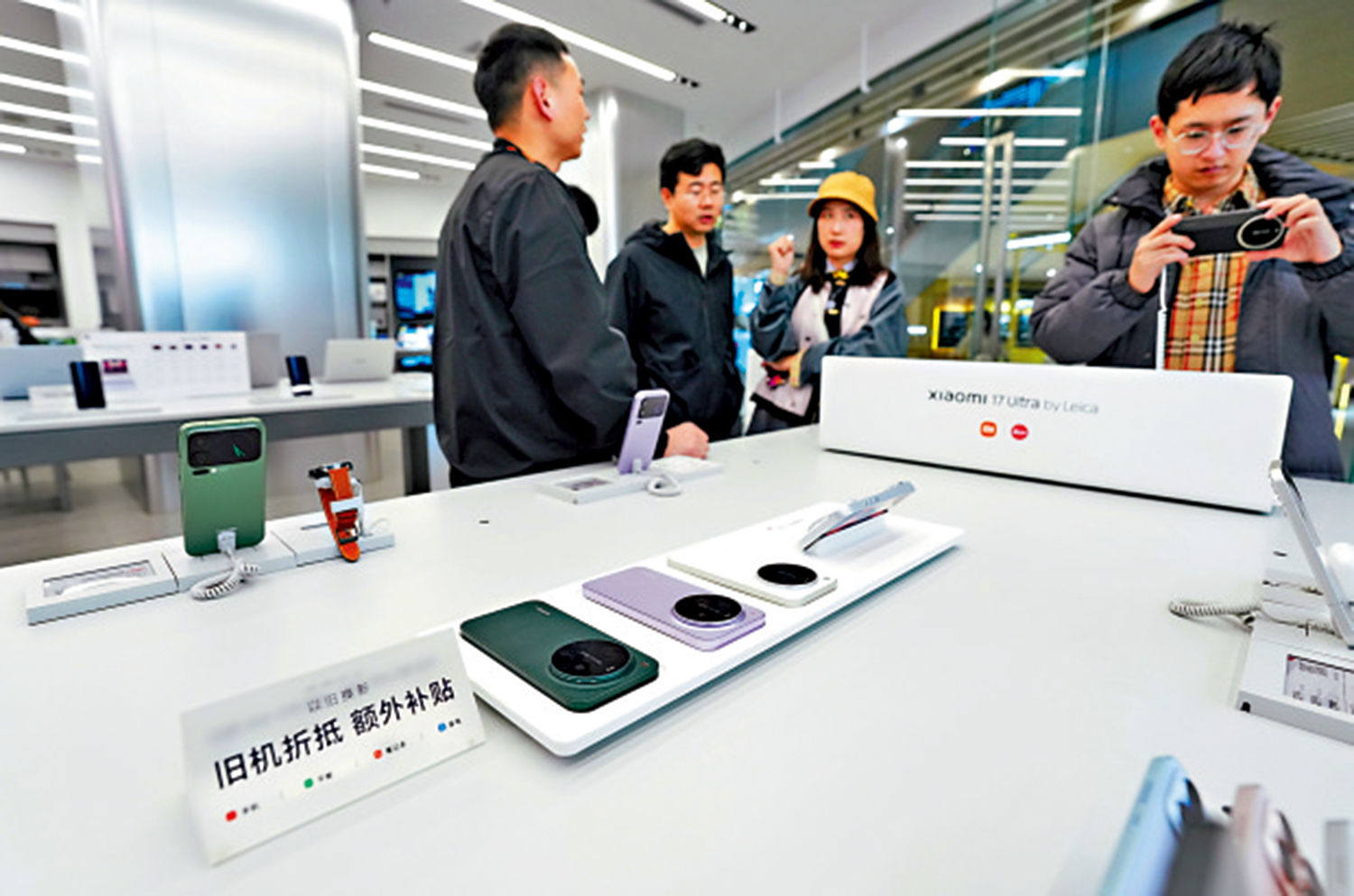 　　圖：以舊換新政策持續發揮作用，消費者在選購電子產品。\中新社