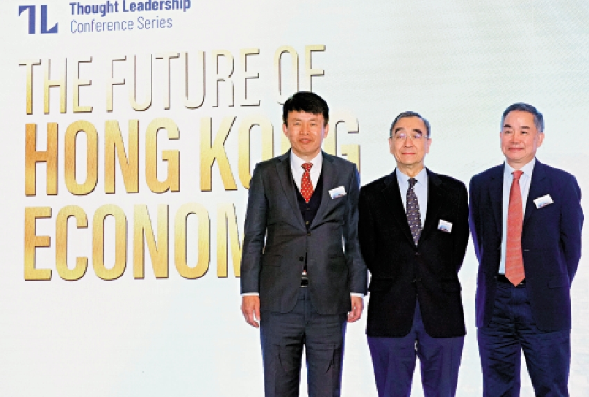 　　圖：王于漸（中）認為，香港為了應對挑戰，必須擁抱創新。\大公報記者林少權攝