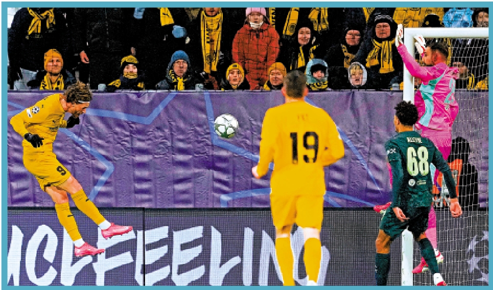 　　圖：卡斯柏賀基（左）頭槌頂破曼城門將當拿隆馬的十指關。\美聯社