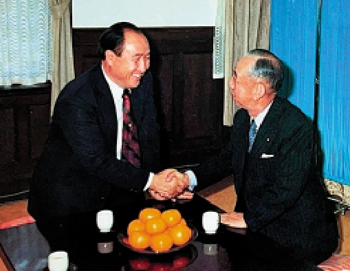 　　圖：日本前首相岸信介（右）與「統一教」創辦人文鮮明交情匪淺。\資料圖片