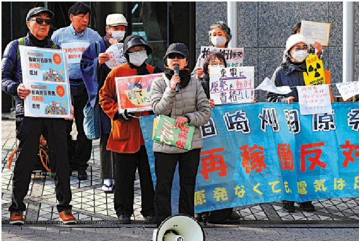 　　圖：日本民眾在東京電力公司總部前示威，反對重啟柏崎刈羽核電站。\法新社