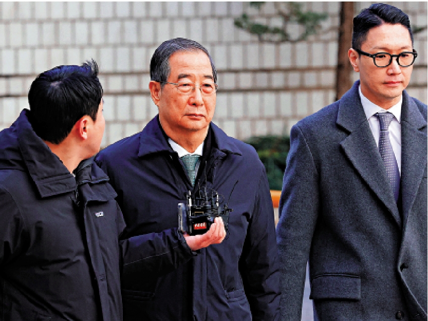 　　圖：韓國前總理韓德洙（中）21日抵達首爾中央地方法院。\法新社