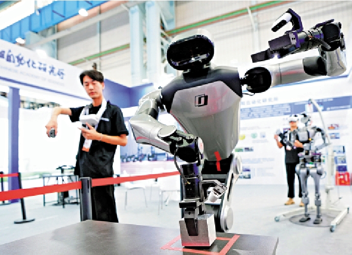 　　圖：國產機器人被視為中國新的「新三樣」之一。圖為瀋陽全球工業互聯網大會上展出的具身智能操作系統。\新華社