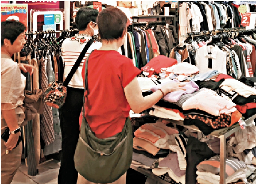 　　圖：政府統計處昨日公布，去年12月綜合消費物價指數按年升1.4%，其中衣履類下跌1.7%。